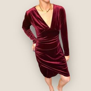 HUHOT women’s size LARGE burgundy velvet dress  above knee.